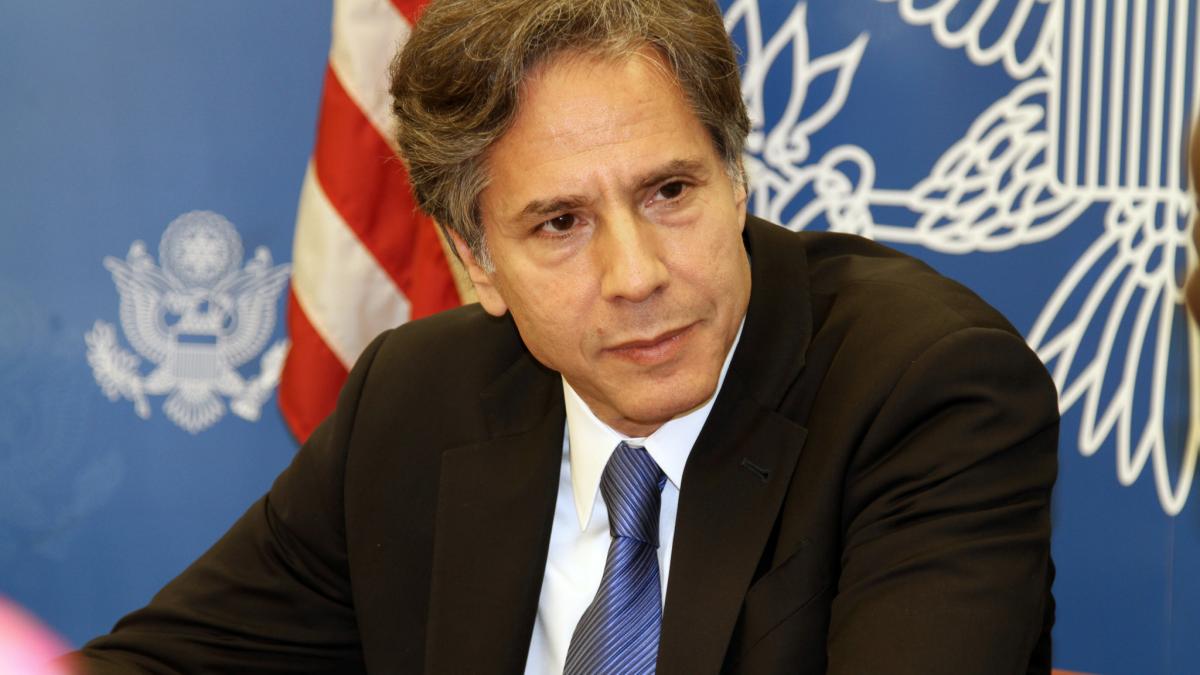 Энтони Блинкен во время визита в посольство США в нигерийской Абудже