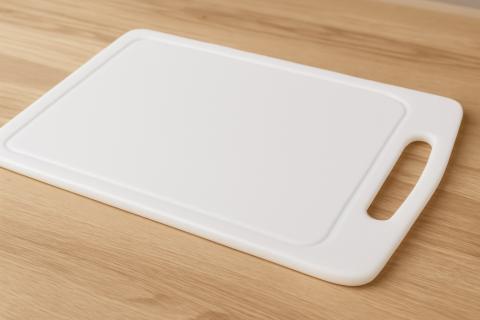 Лимонный сок эффективно растворяет жировую плёнку на досках — кулинары