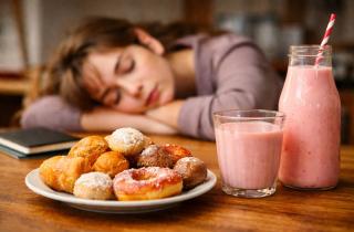 Съели сладкое с утра — потеряли фокус: организм включает режим отдыха в самый неподходящий момент