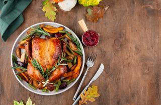Запечённая индейка с розмарином и апельсинами приобретает золотистую корочку — повар