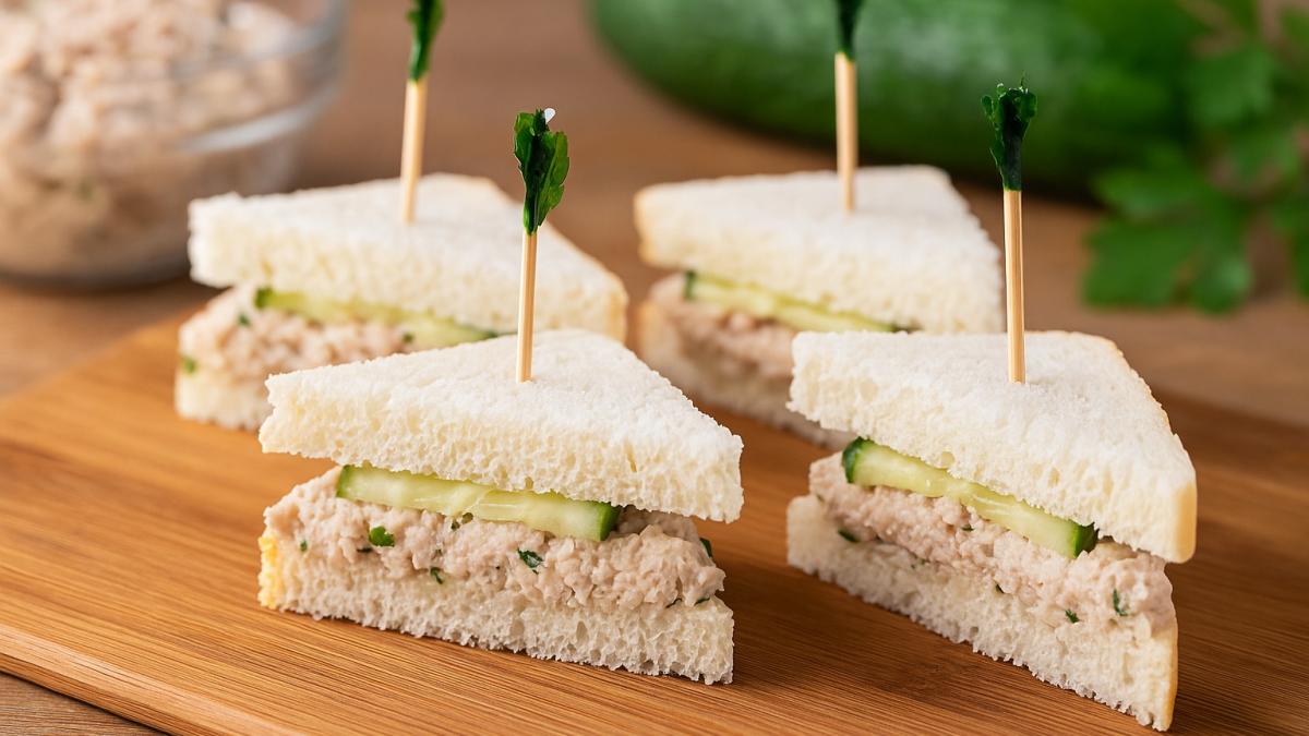 Мини-сэндвичи с тунцом и огурцом