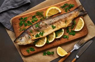 Сазан в духовке в фольге с овощами приобретает нежную текстуру при запекании с лимоном и укропом