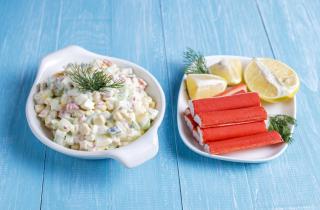 Салат с крабовыми палочками и кукурузой готовится со сметанной заправкой — повар