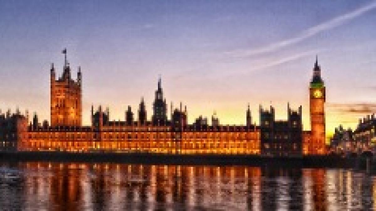 1 westminster palace panorama 2012 dusk (cropped)