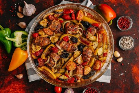 Мясо с грибами и сыром в духовке сохраняет сочность без майонеза