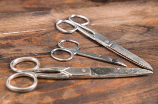 Домашняя правка ножниц керамической кружкой и наждачкой продлевает остроту на месяцы