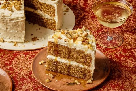 Торт на сгущённом молоке с бисквитными коржами и сметанным кремом получается нежным