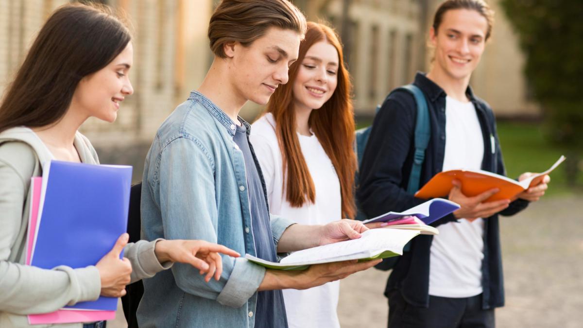 студенты в ВУЗЕ