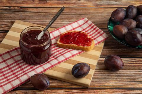 Сливово-ореховое варенье подают к сырам и мясу — популярный десерт на Кавказе и в Венгрии