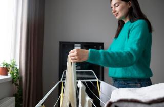 В удалении шерсти животных с одежды во время стирки помогают шарики и губка для посуды