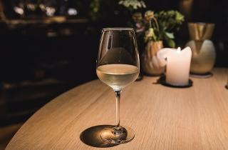 Яблочное вино домашнего приготовления приобретает золотистый оттенок и неповторимый вкус