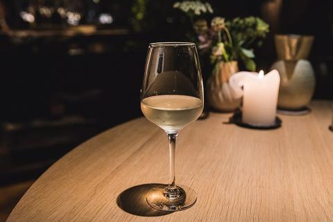 Яблочное вино домашнего приготовления приобретает золотистый оттенок и неповторимый вкус Яблочное вино домашнего приготовления приобретает золотистый оттенок и неповторимый вкус