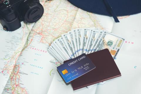 Финансовая броня в поездке: карты и мобильный банкинг под защитой
