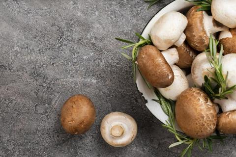 Маринованные шампиньоны по-корейски с соевым соусом и чесноком получаются пряными и хрустящими