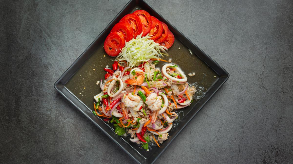 салат с кальмаром