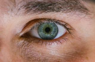 Перед глазами поплыли точки и нити — сначала испугался, а причина оказалась совсем другой