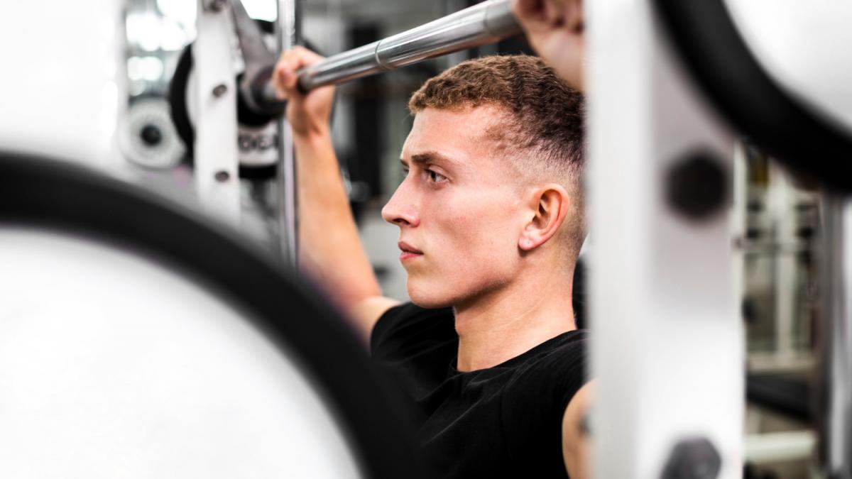 Тренировка в спорт зале