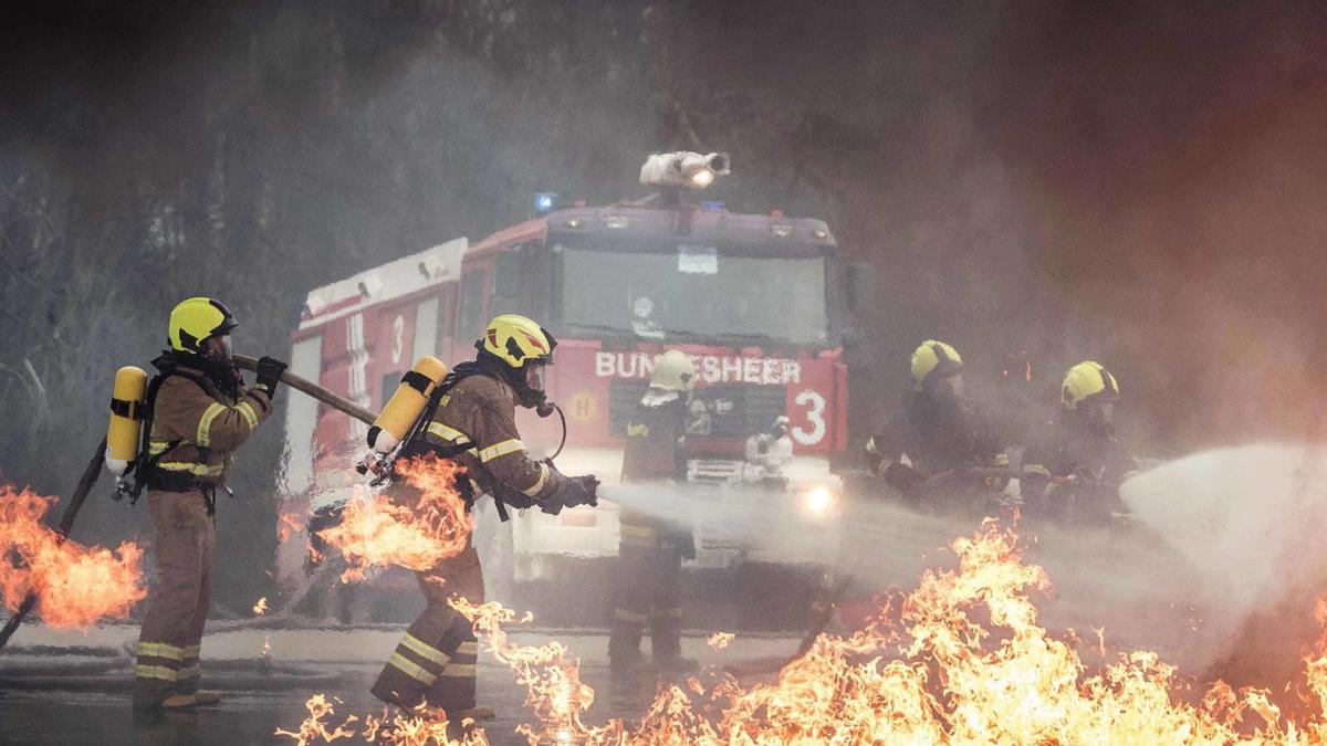 Тушение пожара солдатами авиационно-спасательного взвода