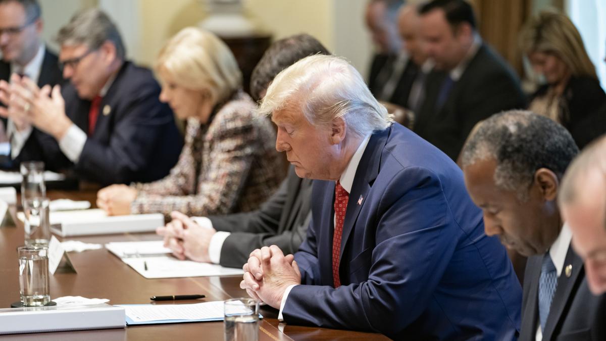 Трамп в кабинете Трамп в кабинете