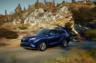 В новом Toyota Highlander сделали ставку не на мощность — и это чувствуется с первых метров