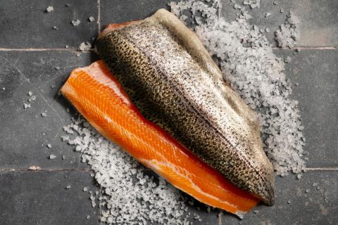 Жареная форель с лимоном и травами: рецепт для сохранения сочности
