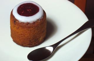 Пирожные картошка без сгущенки могут храниться в холодильнике до пяти дней в закрытом контейнере