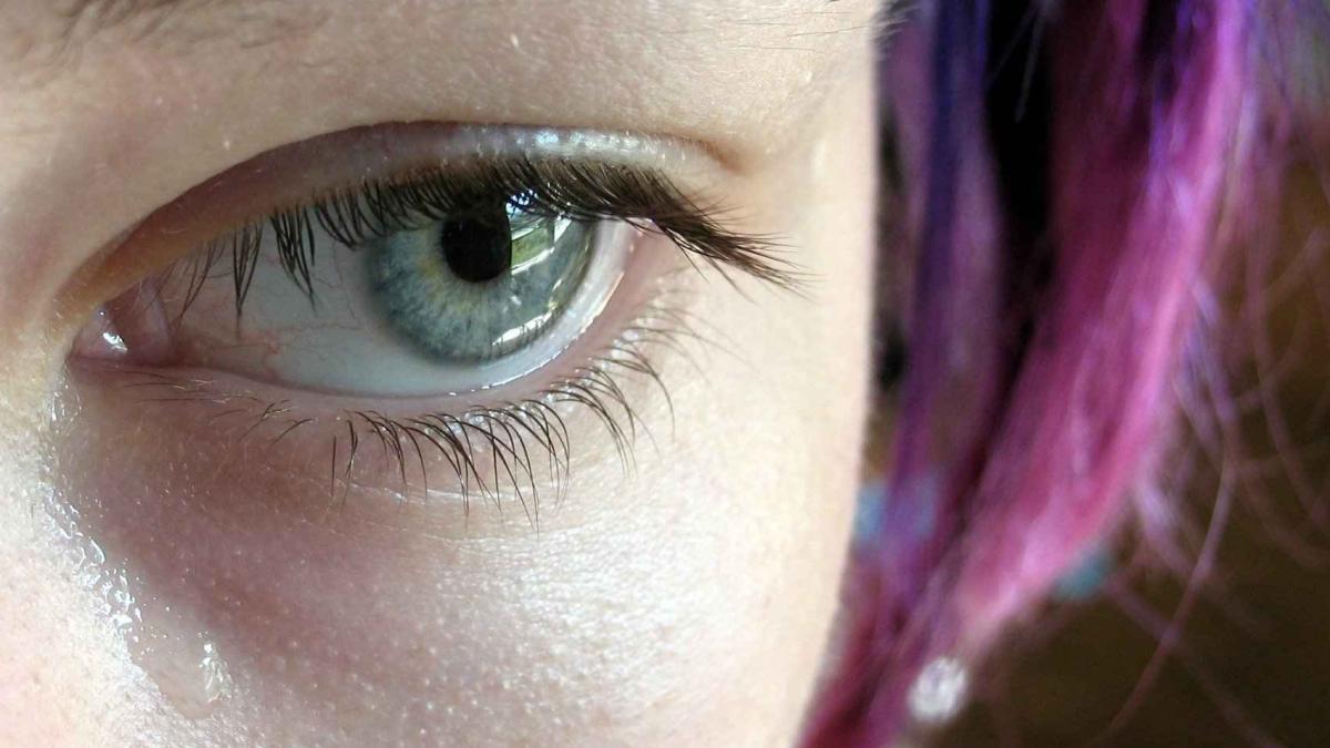 Девушка плачет