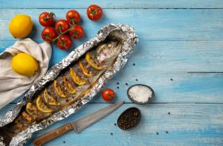 Запечённый в фольге тунец с чесноком и укропом сохраняет сочность — повар