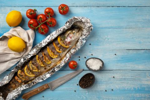 Запечённый в фольге тунец с чесноком и укропом сохраняет сочность — повар