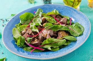 Тёплый салат с печенью становится праздничным хитом благодаря простоте — шеф-повар Анна Гришина