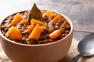 Тушёная тыква с луком и зеленью готовится за 20 минут — повар