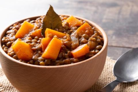 Тушёная тыква с луком и зеленью готовится за 20 минут — повар