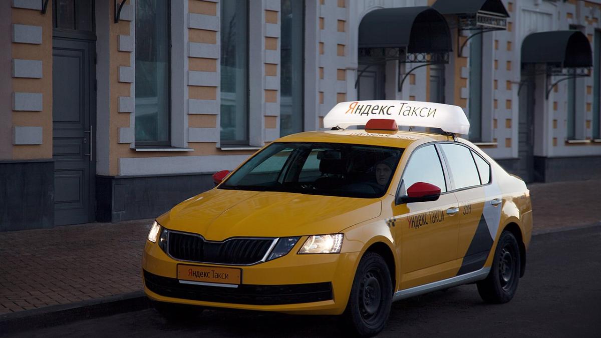 Автомобиль такси, брендированный сервисом Яндекс.Такси Автомобиль такси, брендированный сервисом Яндекс.Такси