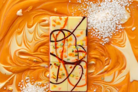 Фисташковая паста и тесто катаифи создают хрустящую начинку дубайского шоколада