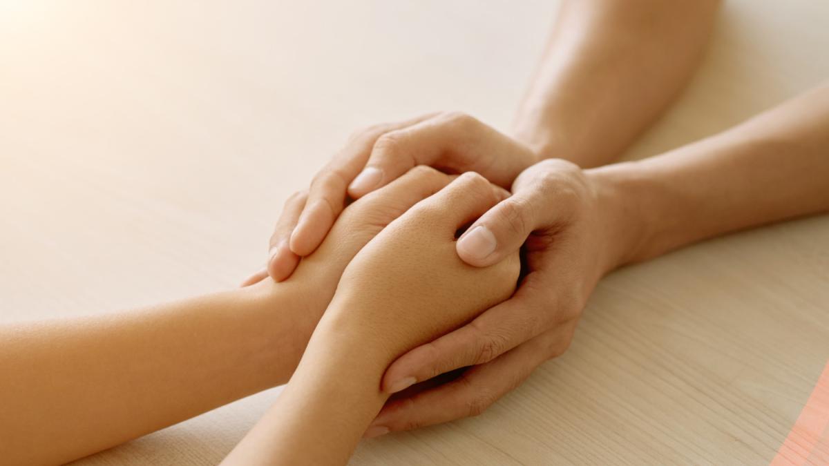 Люди держатся за руки для поддержки