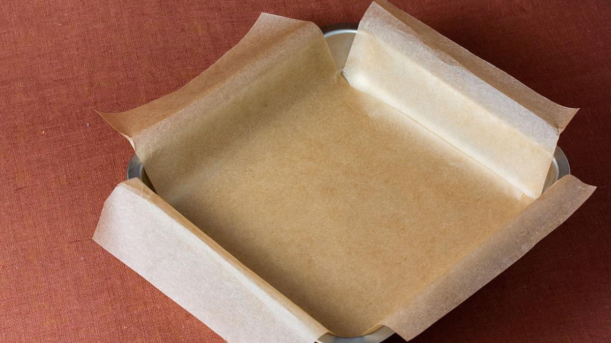 Противень с бумагой для выпечки