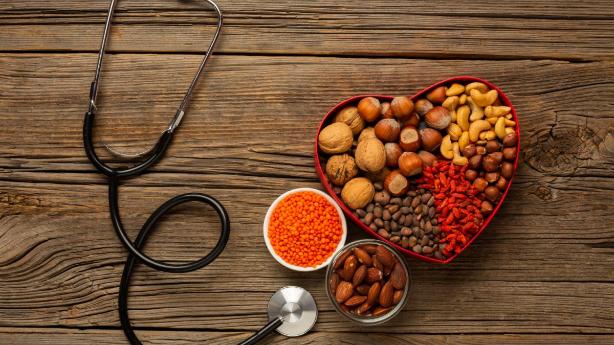 Ореховая тарелка в виде сердца