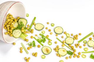 Салат с горошком и кукурузой получается сбалансированным и вкусным