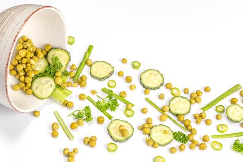 Салат с горошком и кукурузой получается сбалансированным и вкусным Салат с горошком и кукурузой получается сбалансированным и вкусным