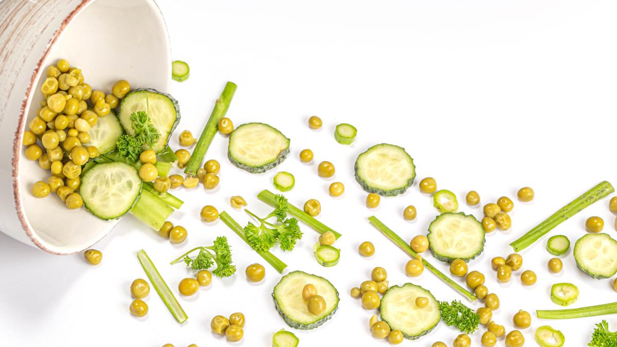 Салат с огурцами и горошком Салат с огурцами и горошком