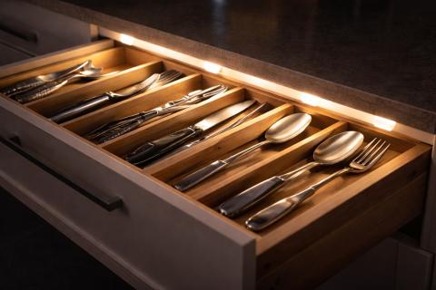 Стальные лезвия смотрят друг на друга: скрещенные ножи на кухне предвещают нежданные перемены