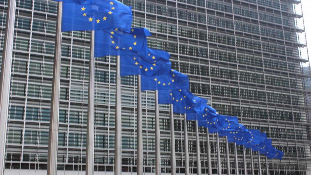 Drapeaux devant la commission européenne Drapeaux devant la commission européenne