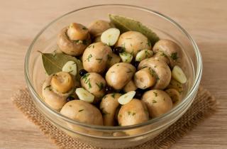 Обжаренный кунжут усиливает вкус маринованных шампиньонов по-корейски — повар