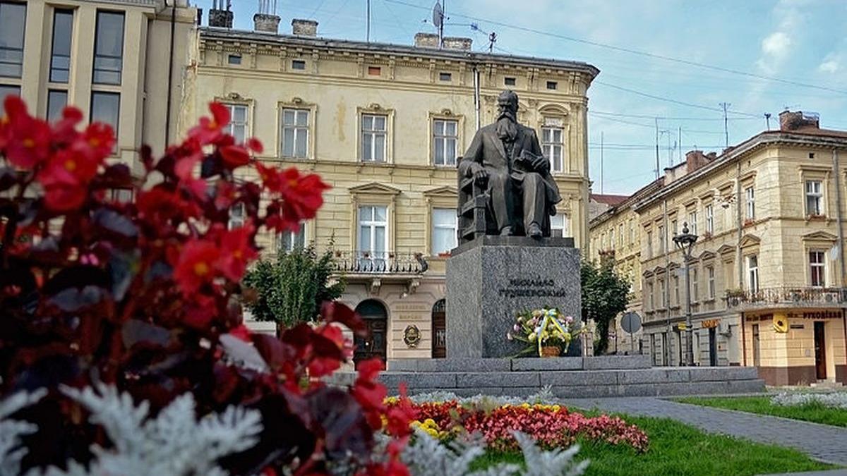 Памятник Михаилу Грушевскому во Львове