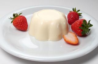 Творожный десерт с желатином и консервированными персиками готовится без термической обработки