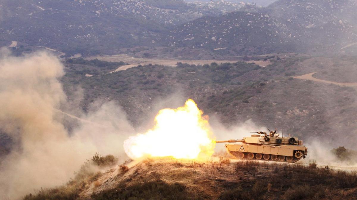Танк M1 Abrams стреляет по цели во время учений Танк M1 Abrams стреляет по цели во время учений