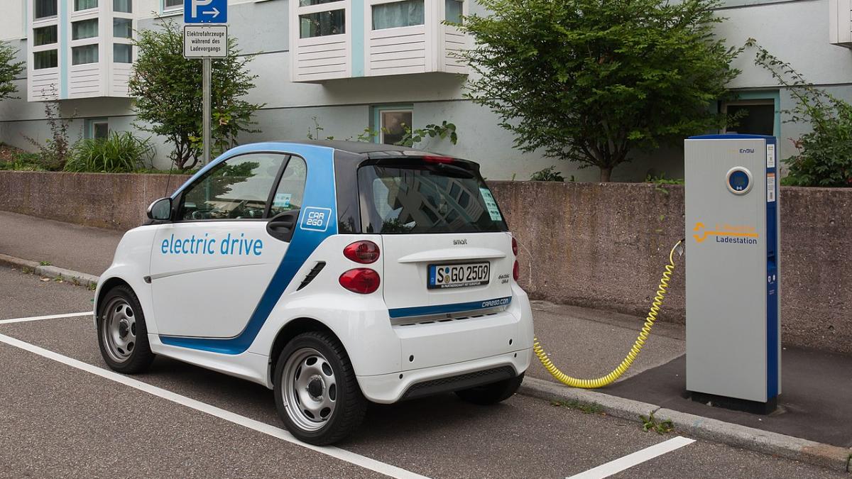 EnBW-зарядная станция в Штутгарте с электрическим двигателем Car2Go третьего поколения. EnBW-зарядная станция в Штутгарте с электрическим двигателем Car2Go третьего поколения.