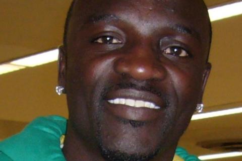 В Сочи на концерте Akon фанатки подрались из-за полотенца артиста