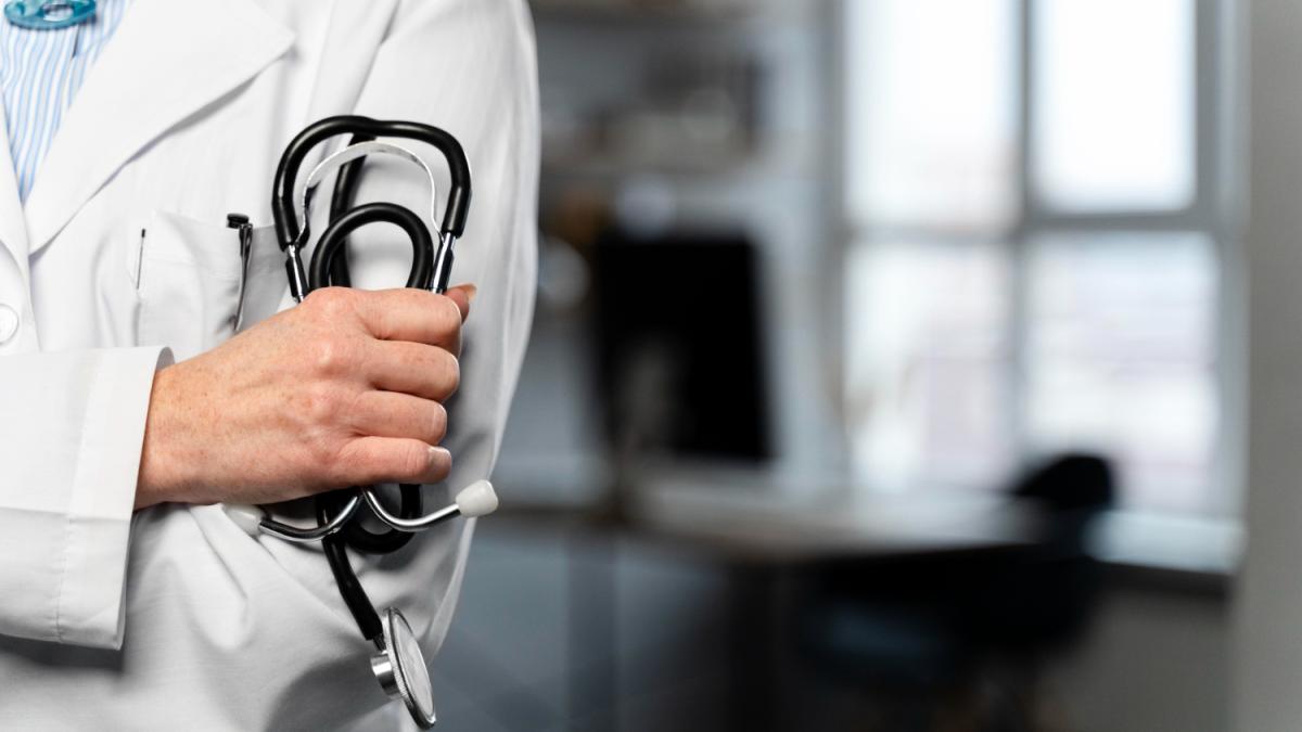 врач в больнице