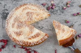 Творожное пирожное с печеньем и грецкими орехами получает хрустящую текстуру после выпечки